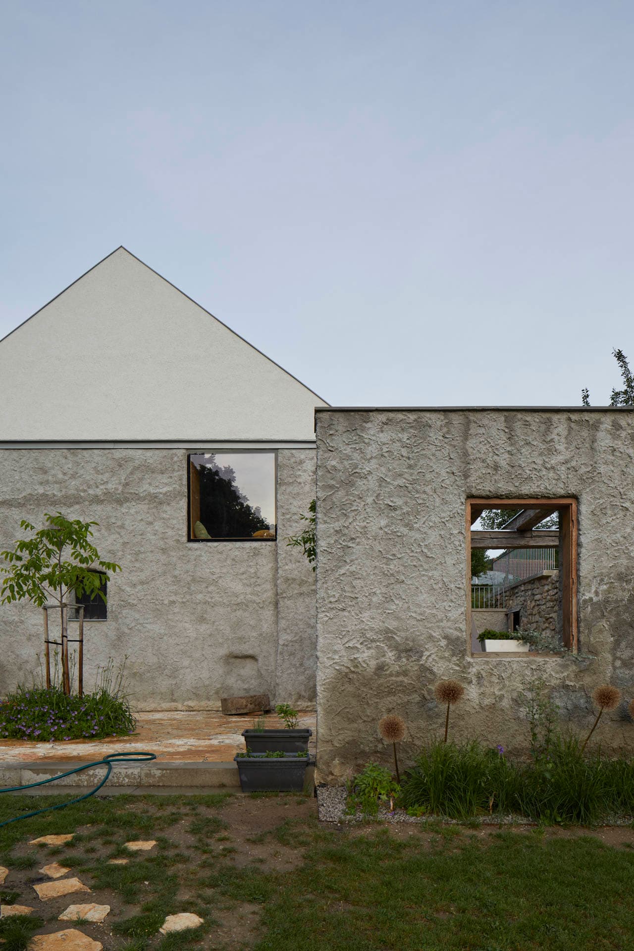 Nový dům se starým mlýnem – usedlost v Opatové | myLoci